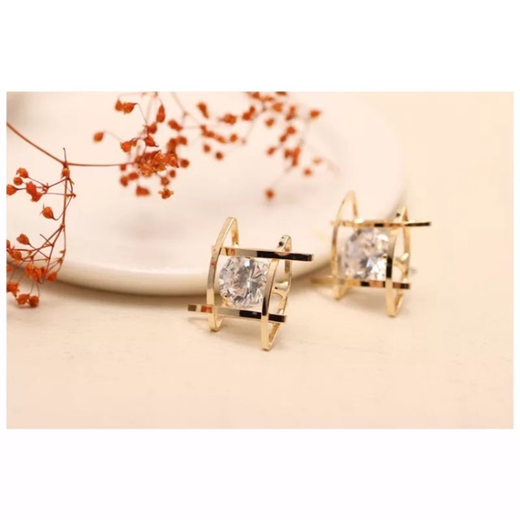 Gorgeous Square Zircon Stud Earrings - Picture 5 of 7